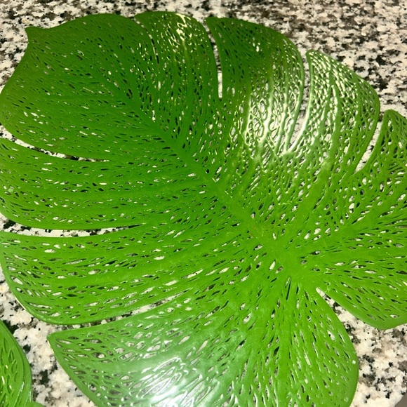 Green Leaf-Shaped Placemat Set of 4 - Picture 3 of 4